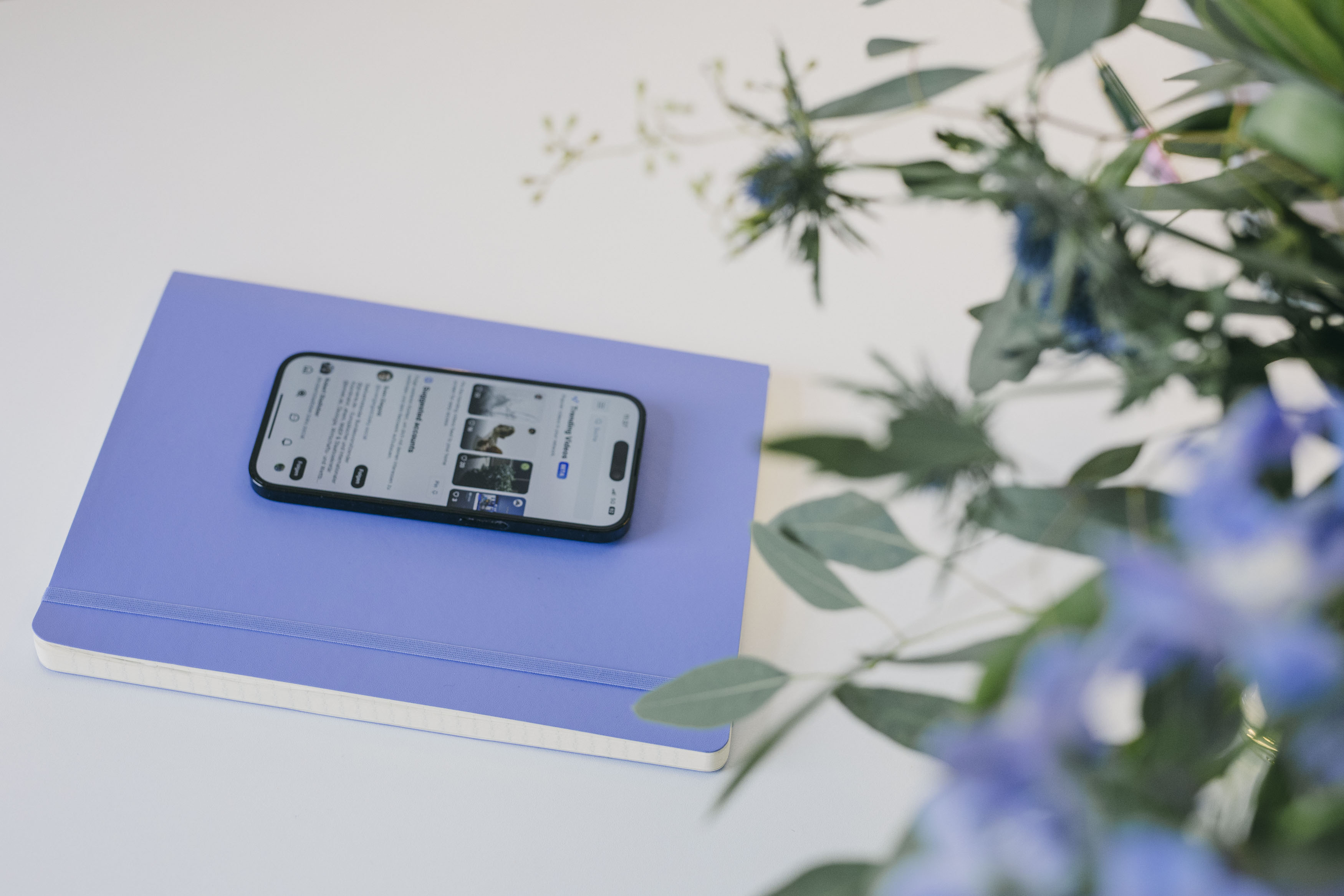 Smartphone mit LinkedIn-Timeline auf einem Tisch
